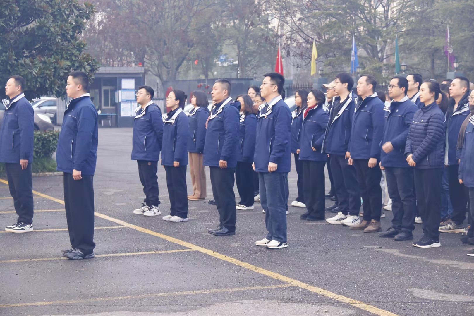 晨光映旗起新篇，凝新奮進(jìn)新征程